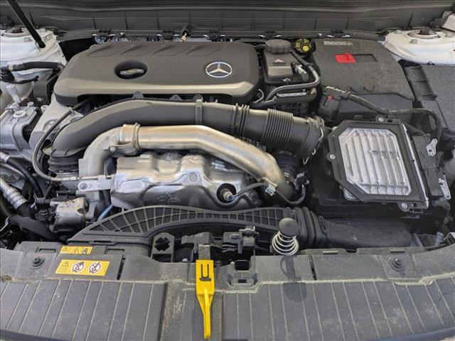 Photo of 2025 Polar White Mercedes-Benz GLB 250