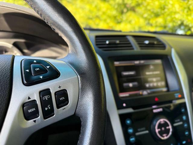 Photo of 2015 White Platinum Metallic Tri-Coat Ford Explorer
