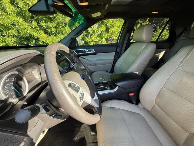 Photo of 2015 White Platinum Metallic Tri-Coat Ford Explorer