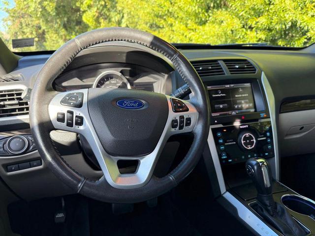 Photo of 2015 White Platinum Metallic Tri-Coat Ford Explorer