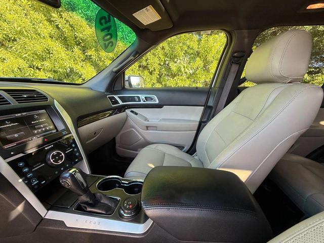 Photo of 2015 White Platinum Metallic Tri-Coat Ford Explorer