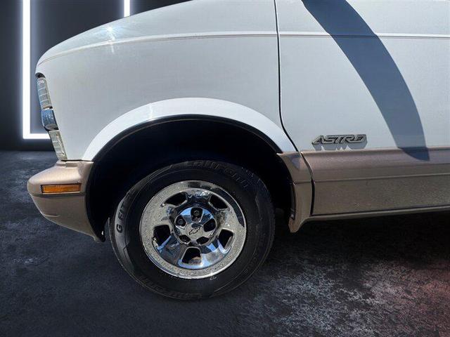 Photo of 1998 Ivory White Chevrolet Astro