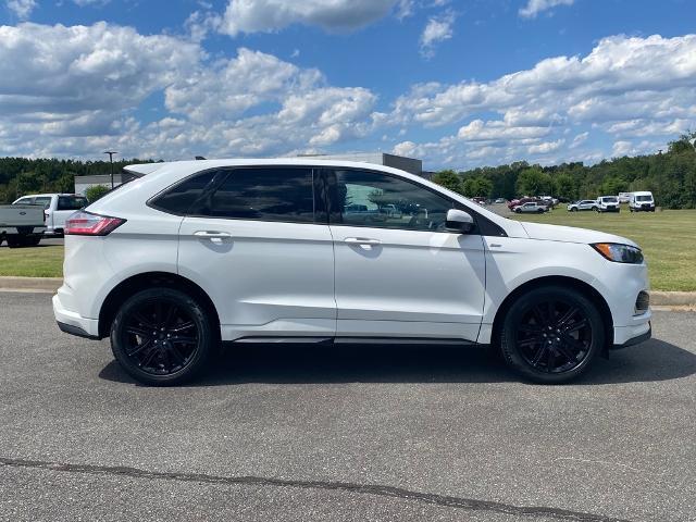 Photo of 2022 STAR WHITE Ford Edge