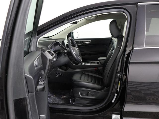 Photo of 2022 Agate Black Metallic Ford Edge