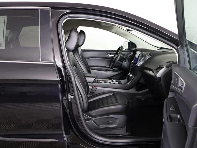 Photo of 2022 Agate Black Metallic Ford Edge