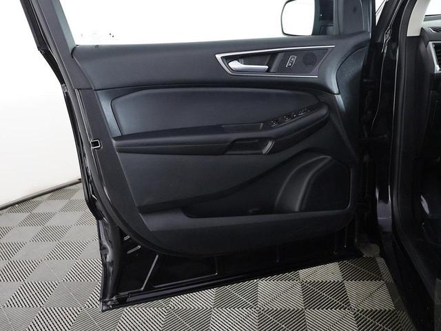 Photo of 2022 Agate Black Metallic Ford Edge