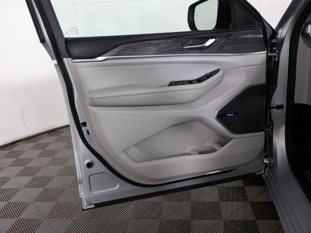 Photo of 2022 Silver Zynith Jeep Grand Cherokee L