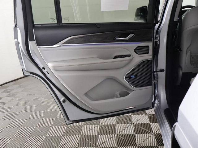Photo of 2022 Silver Zynith Jeep Grand Cherokee L