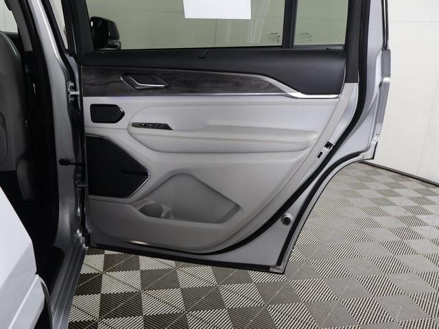 Photo of 2022 Silver Zynith Jeep Grand Cherokee L