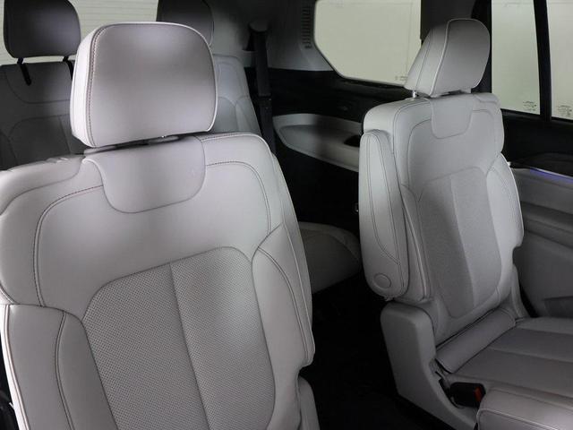 Photo of 2022 Silver Zynith Jeep Grand Cherokee L