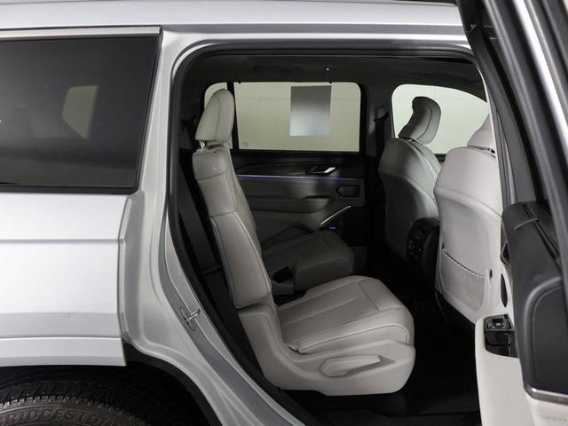 Photo of 2022 Silver Zynith Jeep Grand Cherokee L