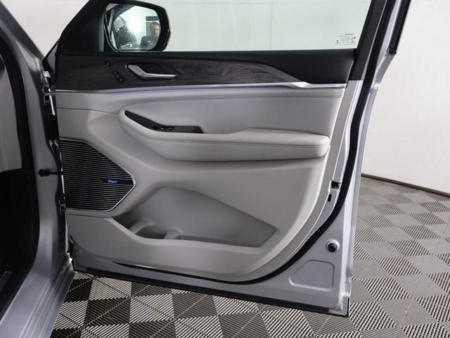 Photo of 2022 Silver Zynith Jeep Grand Cherokee L