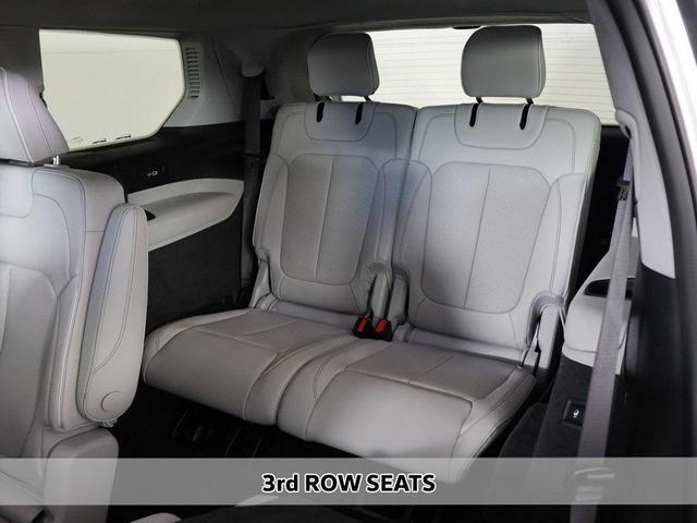 Photo of 2022 Silver Zynith Jeep Grand Cherokee L