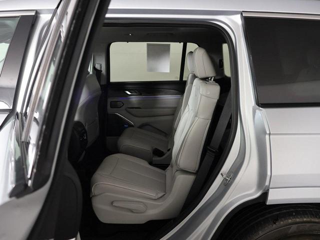 Photo of 2022 Silver Zynith Jeep Grand Cherokee L