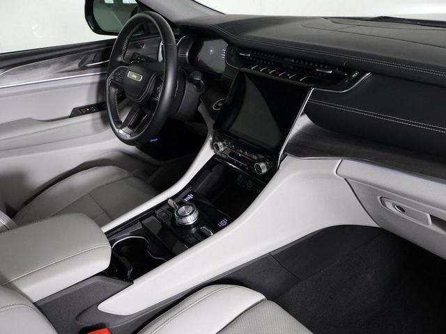 Photo of 2022 Silver Zynith Jeep Grand Cherokee L