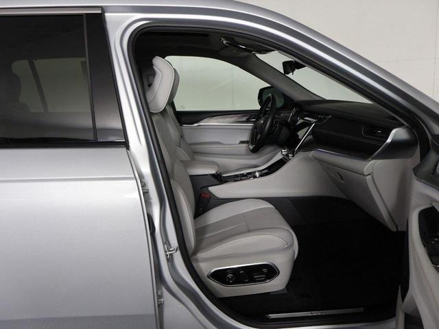 Photo of 2022 Silver Zynith Jeep Grand Cherokee L