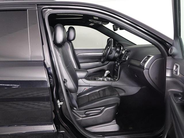 Photo of 2019 Diamond Black Crystal Pearlcoat Jeep Grand Cherokee
