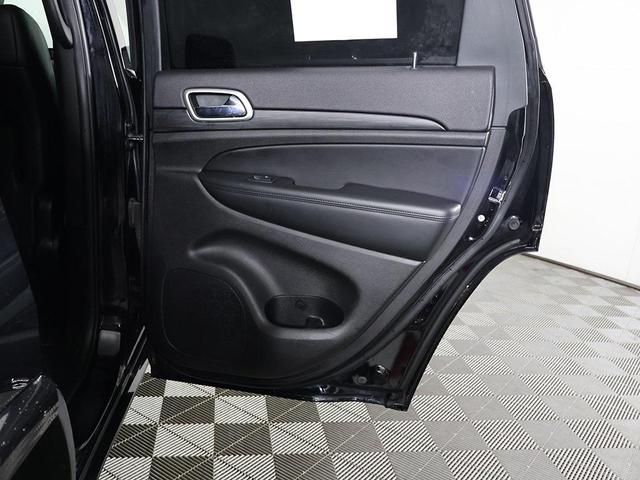Photo of 2019 Diamond Black Crystal Pearlcoat Jeep Grand Cherokee