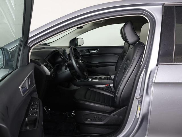 Photo of 2022 Silver Metallic Ford Edge