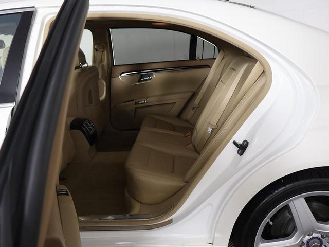 Photo of 2010 Diamond White Metallic Mercedes-Benz S-Class