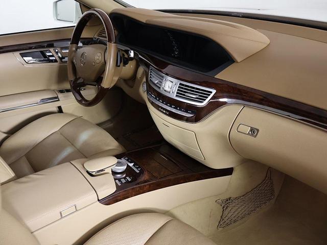 Photo of 2010 Diamond White Metallic Mercedes-Benz S-Class