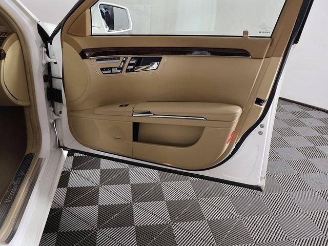 Photo of 2010 Diamond White Metallic Mercedes-Benz S-Class
