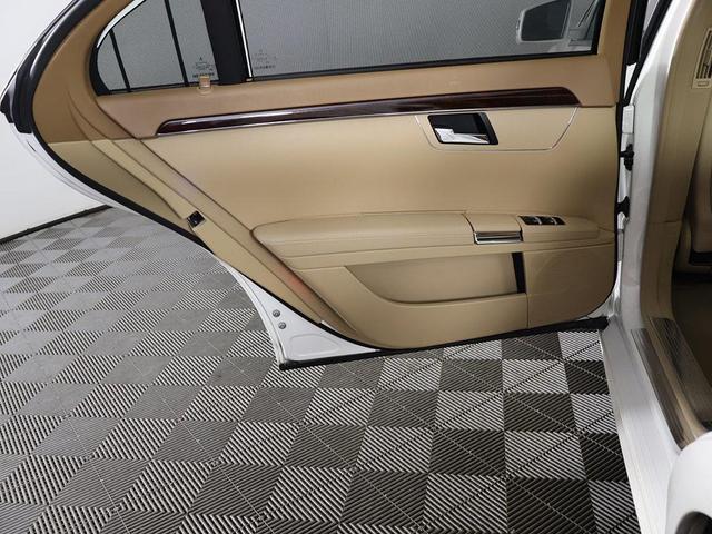 Photo of 2010 Diamond White Metallic Mercedes-Benz S-Class