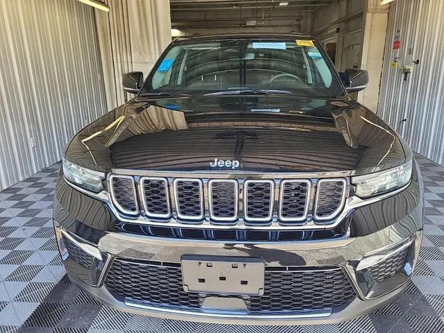 Photo of 2023 Diamond Black Crystal Pearlcoat Jeep Grand Cherokee 4xe