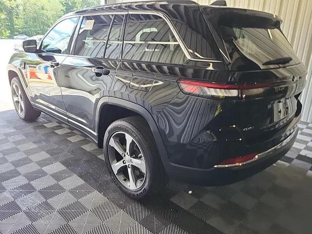 Photo of 2023 Diamond Black Crystal Pearlcoat Jeep Grand Cherokee 4xe