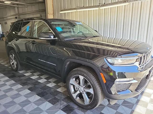 Photo of 2023 Diamond Black Crystal Pearlcoat Jeep Grand Cherokee 4xe