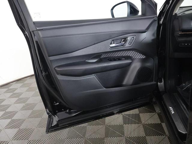 Photo of 2023 Black Diamond Pearl Nissan ARIYA