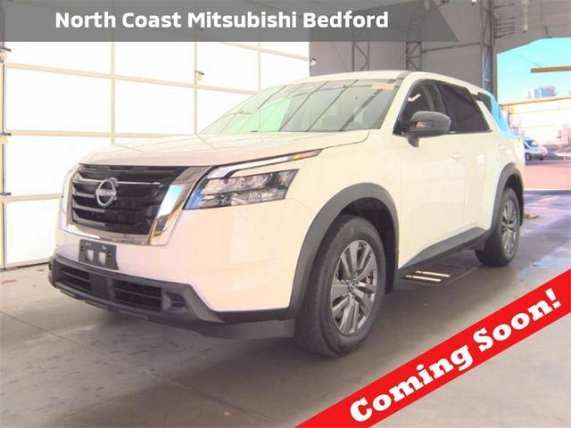 Photo of 2024 Glacier White Nissan Pathfinder