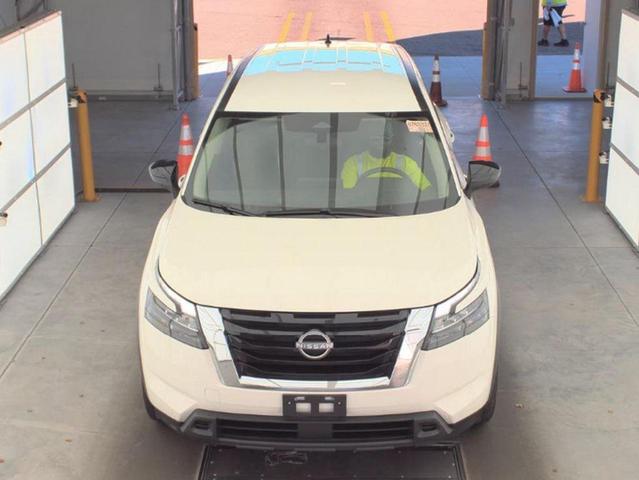Photo of 2024 Glacier White Nissan Pathfinder