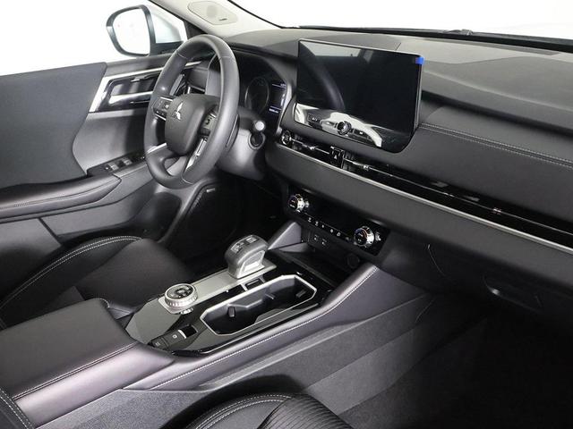 Photo of 2025 Alloy Silver Metallic Mitsubishi Outlander