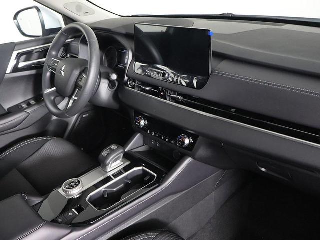 Photo of 2025 White Diamond Mitsubishi Outlander