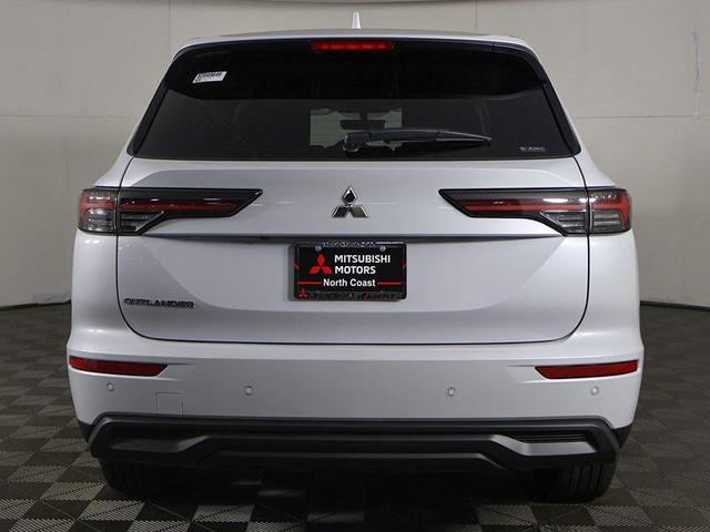 Photo of 2025 White Diamond Mitsubishi Outlander