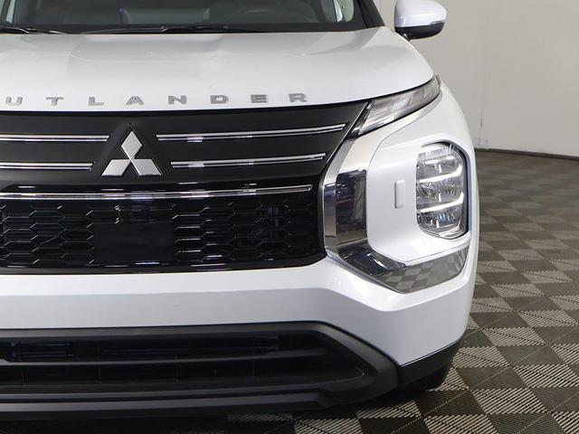 Photo of 2025 White Diamond Mitsubishi Outlander