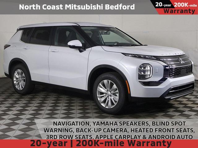 Photo of 2025 White Diamond Mitsubishi Outlander