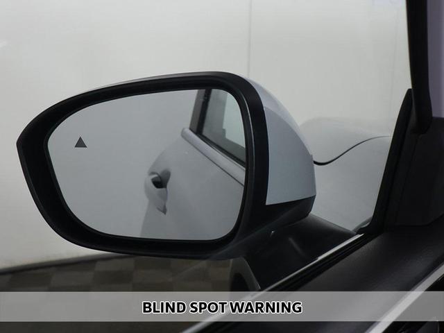 Photo of 2025 White Diamond Mitsubishi Outlander