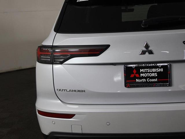 Photo of 2025 White Diamond Mitsubishi Outlander