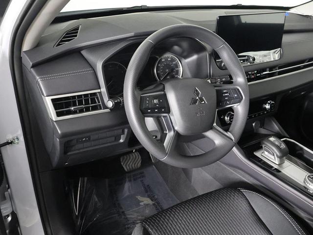 Photo of 2025 White Diamond Mitsubishi Outlander