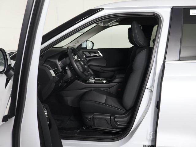 Photo of 2025 White Diamond Mitsubishi Outlander