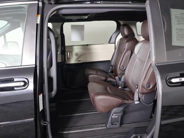 Photo of 2021 Midnight Black Metallic Toyota Sienna