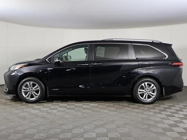 Photo of 2021 Midnight Black Metallic Toyota Sienna