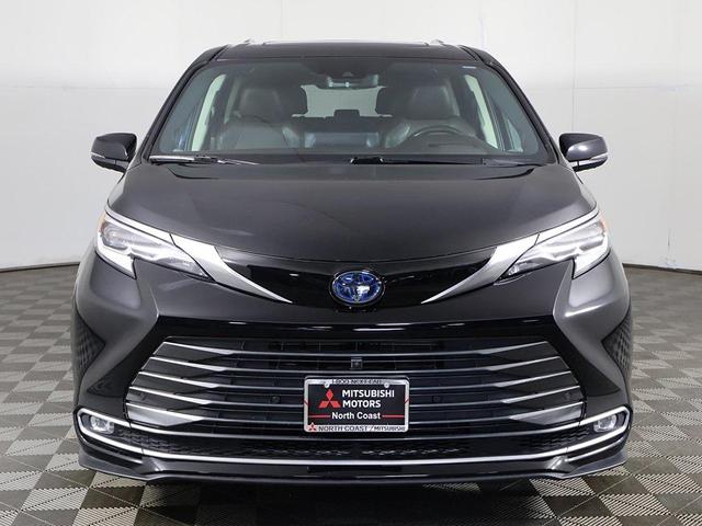 Photo of 2021 Midnight Black Metallic Toyota Sienna