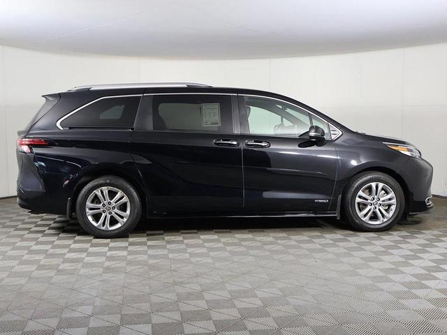Photo of 2021 Midnight Black Metallic Toyota Sienna