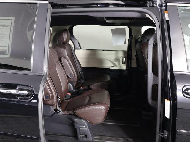 Photo of 2021 Midnight Black Metallic Toyota Sienna