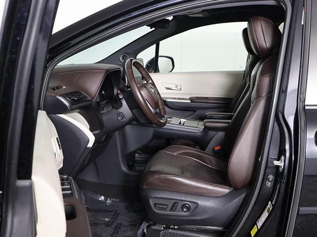 Photo of 2021 Midnight Black Metallic Toyota Sienna