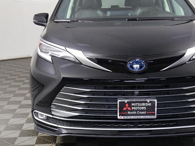 Photo of 2021 Midnight Black Metallic Toyota Sienna