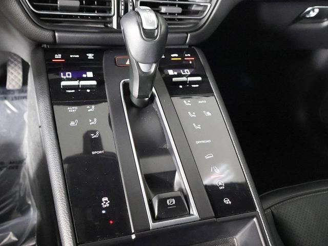 Photo of 2022 Black Porsche Macan
